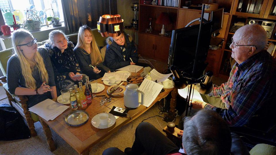 Fire af Stagstrups konfirmander anno 2015 mødte en ”kollega” fra 1936, Jens Stentoft, Sundby. I sofaen fra venstre Julie Nielsen, Freya Eliasson, Ida Lynggaard og Lærke Vigsø. Forrest, med ryggen til, deres præst, Frits Jensen. <i>Foto: Peter Mørk</i>