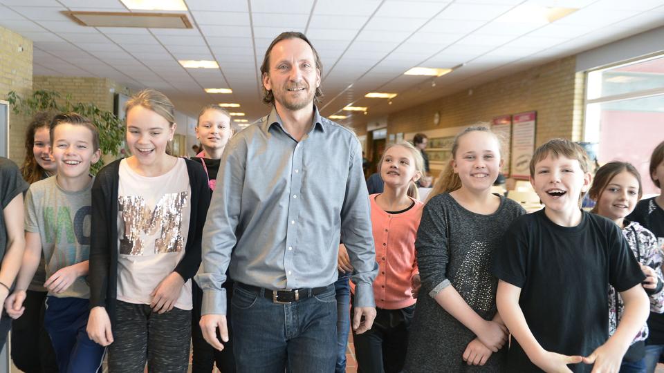 Eleverne gjorde i går deres bedste for at få Kim Egeberg Johansen til at føle sig velkommen som ny skoleleder. Foto: Grete Dahl <i>Grete Dahl</i>