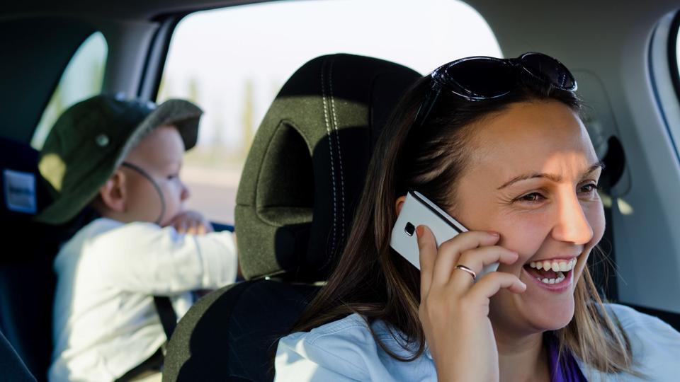Snak i mobiltelefon under kørslen resulterer i en bøde. Men man kan faktisk også blive straffet for andre forseelser, der tager fokus fra trafikken. Arkivfoto