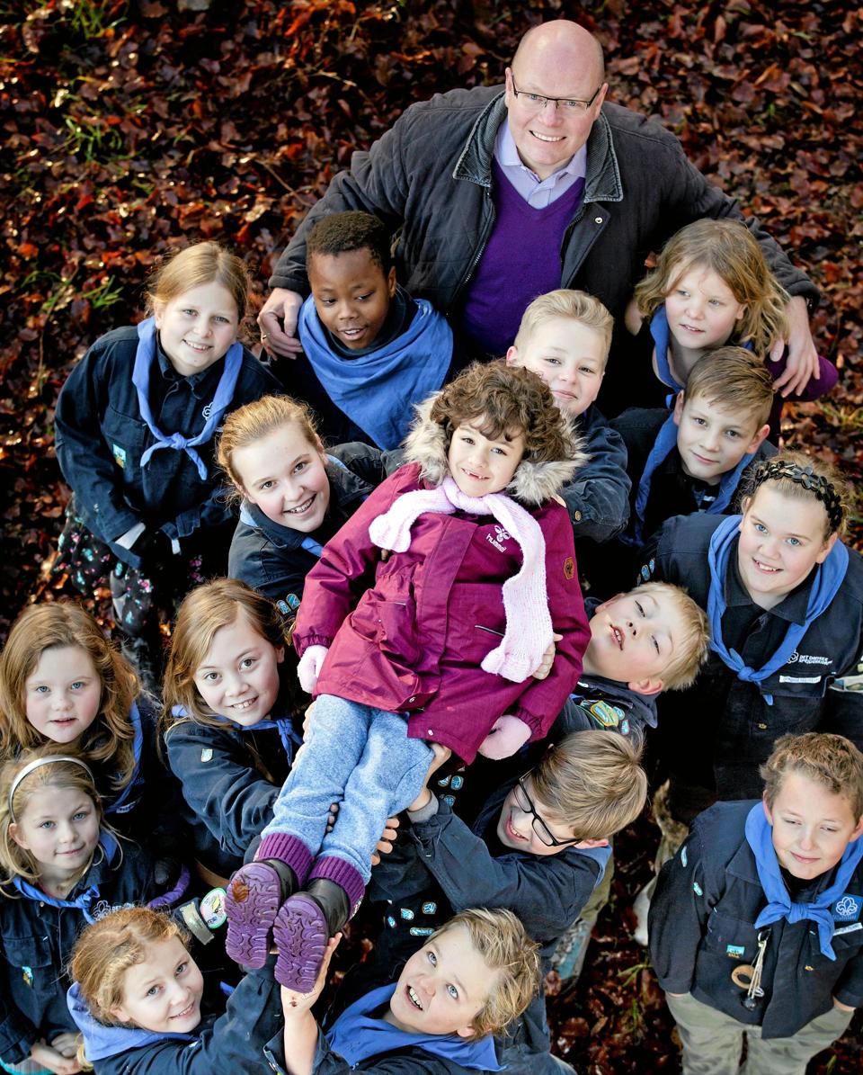 Emma Thygesen, der har diabetes-1, får en lufttur af nogle af spejderne. Privatfoto