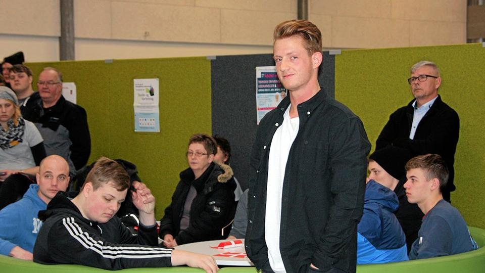 Kammerater, lærere, familie og mester hyldede Jesper Krog Sørensen ved et arrangement på EUC Nordvest i Thisted. ?Foto: Privat