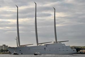 Video: Milliardær køber kæmpestor superyacht