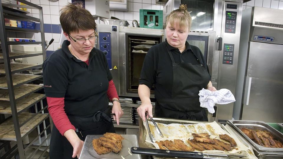 Nikolines Cafeteria var blandt andet kendt for at servere en god omgang stegt flæsk og persillesovs. Arkivfoto: Peter Broen <i>Pressefotograf Peter Broen</i>