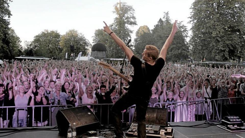 Et af højdepunkterne i 2014 for Bryan Adams Tribute var Skråens Fredagsfest i Karolinelund. Foto: Mikkel Werenberg