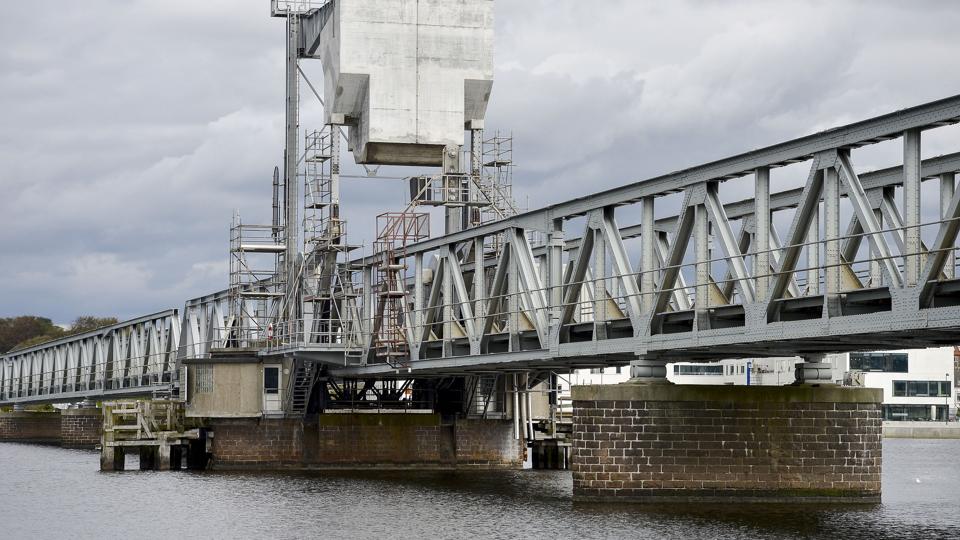 Jernbanebroen er en ældre konstruktion, og maskineriet trænger til udskiftning. Det sker i efteråret 2016. Foto: Henrik Bo <i>Foto: Henrik Bo</i>