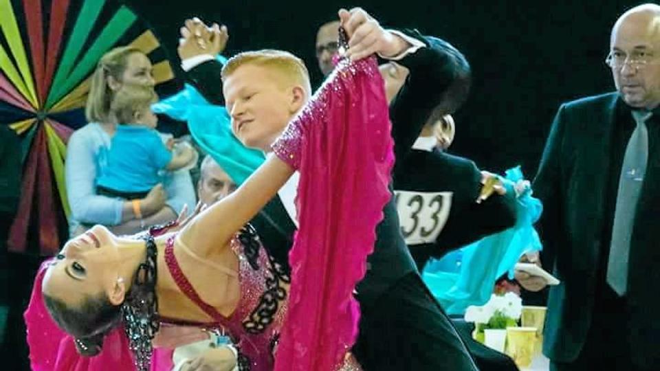 Mathias Nyborg fra Syvsten skal - sammen med sin sjællandske dansepartner, Malou Dyrekær Matthiesen - repræsentere Danmark til VM i standard dans. Privatfoto.