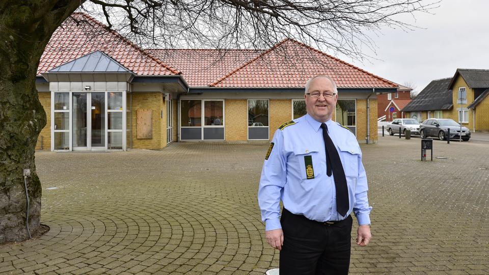 Vicepolitikommissær Erik Kjærsgaard foran den tidligere bankbygning i Kaas, der nu bliver til politistation. Foto: Michael Koch <i>Michael Koch</i>