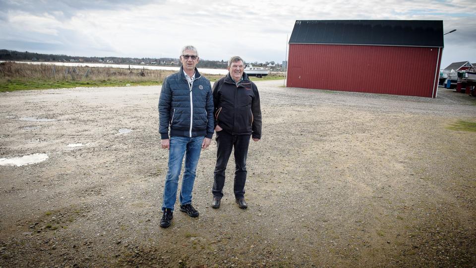 Det er her på pladsen mellem lystbådehavnen og de røde bådehuse, kørelærer Keld Kortegaard og pensioneret tømrermester Gunnar Damkjær håber Søsportscenter Limfjorden kan etableres. På opfyldningen i baggrunden forestiller de sig et bådehus til foreningernes grej.