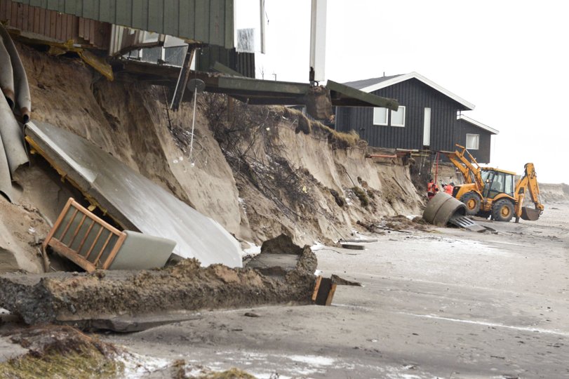Stormen Egon i januar 2015 gik hårdt ud over sommerhusene i forreste række ved Nørlev Strand. Arkivfoto: Bente Poder