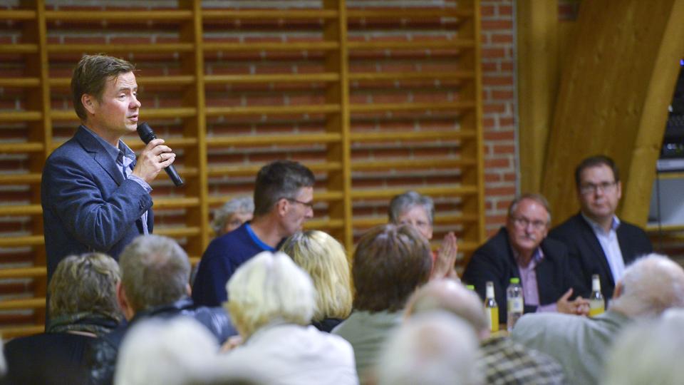 Borgmester Thomas Kastrup-Larsen lyttede og sagde også noget. Og så fik han overrakt næsten 2.000 underskrifter mod lukningen af plejehjemmet Solgården i Tylstrup. Foto Claus Søndberg