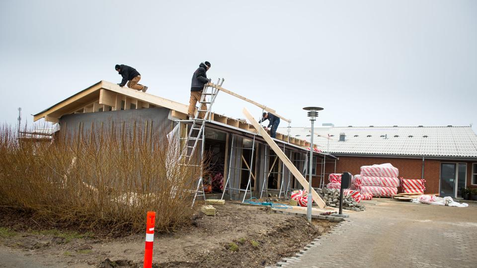 Der bygges i stor stil på Mors, og det er en del af forklaringen på den lange sagsbehandlingstid på byggesager - nu opruster kommunen for at holde trit med tempoet. Arkivfoto: Bo Lehm