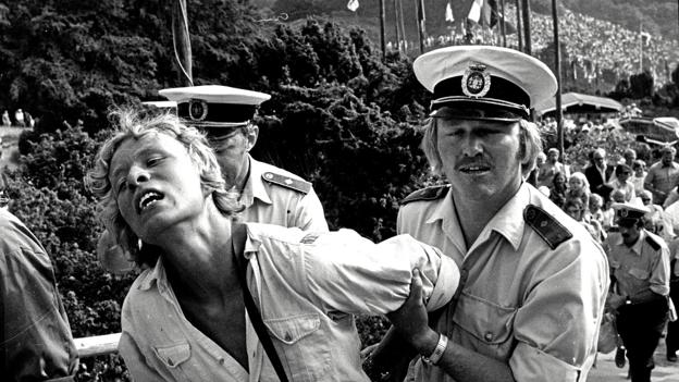 Teatergruppen Solvognen afbrød i 1976 Rebildfesten med en underholdende aktion, hvor de hujende og udklædt som blandt andet indianere tumlede ned over bakkerne. <i>Arkivfoto.</i>