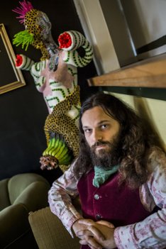 - Det handler også om at give nye kunstnere nogle scener. Under corona har de fleste kulturinstitutioner været nødt til at rykke deres program helt op til to år frem i tiden. Det indebærer mange måneder og års fastfrosne programmer og gør det svært for stederne at præsentere nye kunstnere, som har udviklet sig i de seneste år, siger Michael Marino, daglig leder af Huset i Hasserisgade. Foto: Martin Damgård
