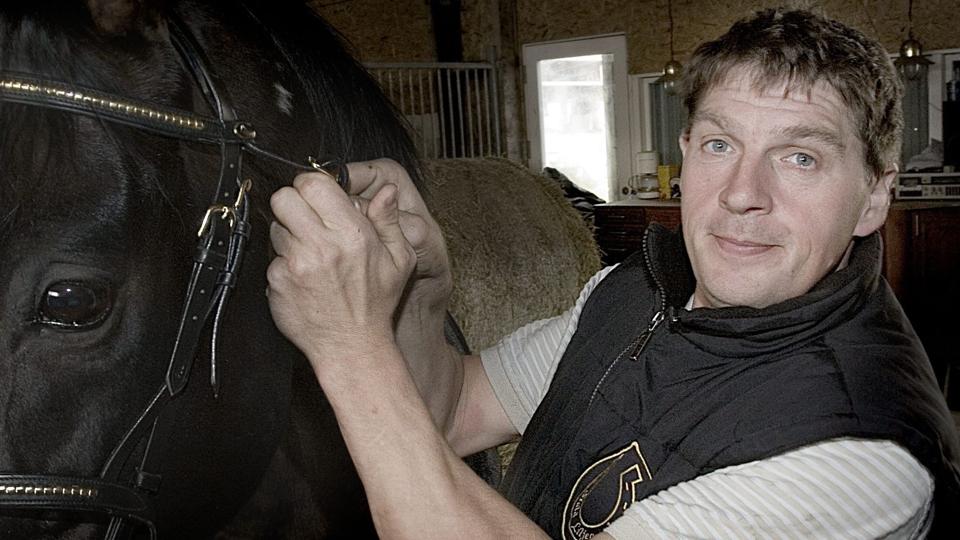 Den syngende hestehandler fra Rørbæk, Kaj Rasmussen, er normalt en glad mand. Men smilet stivnede mere og mere, jo flere timer han måtte vente på skadestuen i Aalborg. Arkivfoto: Niels Meredin <i>fotograf Niels Meredin</i>