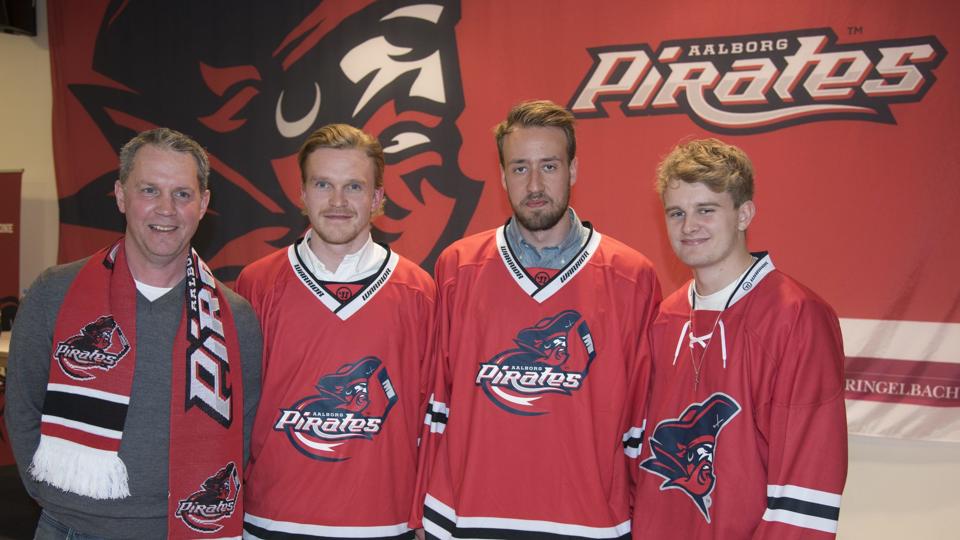 Aalborg Pirates præsenterede torsdag ny manager og tre nye spillere. Fra venstre mod højre er det manager Jens Nielsen samt Lars Lundin, Christoffer Lindhøj og Nicolai Meyer. Foto: Johnny Jacobsen