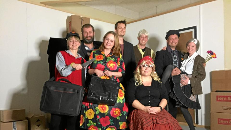 Årets dilettanthold i Onsild samlet inden det for alvor går løs i Onsild Hallen lørdag 5. marts. Privatfoto