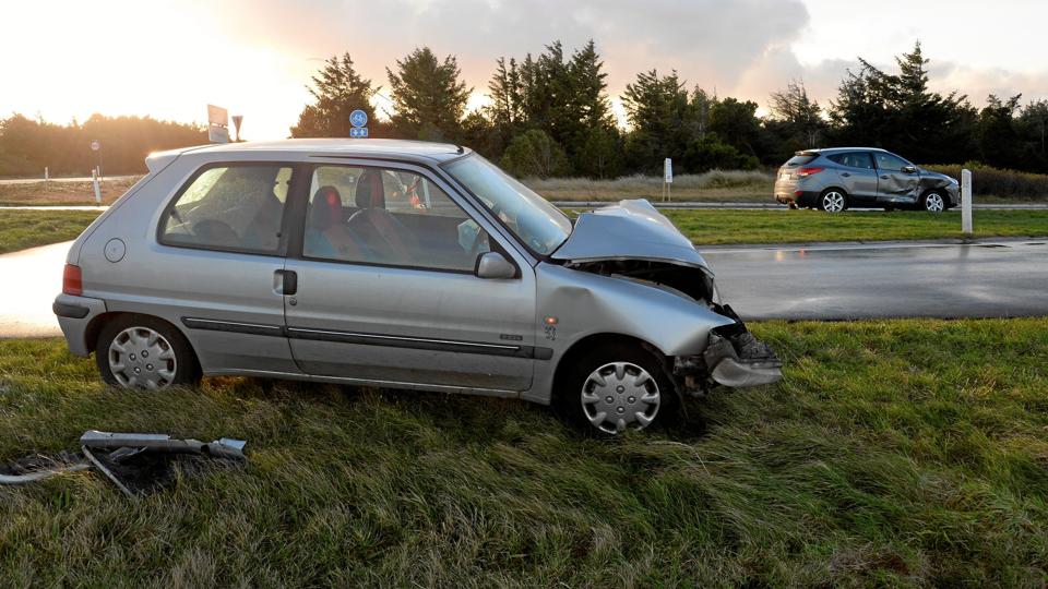 Ved et sammenstød mellem to biler ved Klitmøller måtte den ene bilist en tur på skadestuen i Thisted til undersøgelse.Foto: Peter Mørk <i>Pressefotograf    Peter Moerk</i>