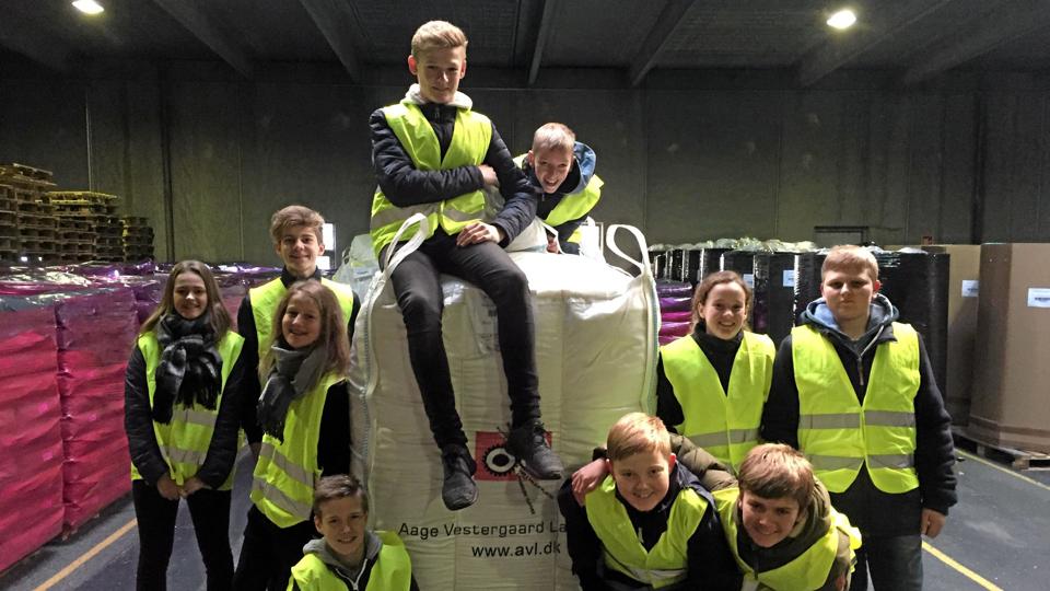 Elever fra Juelsminde Skole besøgte Mariager-virksomheden Aage Vestergaard Larsen. Privatfoto