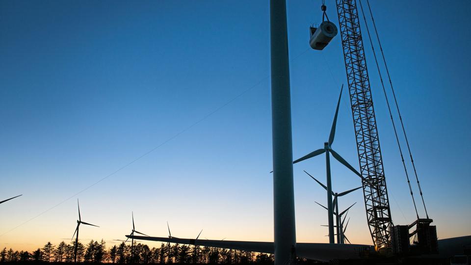I solnedgangens skær søndag aften blev den sidste mølle i Klim Vindmøllepark rejst. Foto: Vattenfall <i>Michael Bo Rasmussen / Baghuset</i>