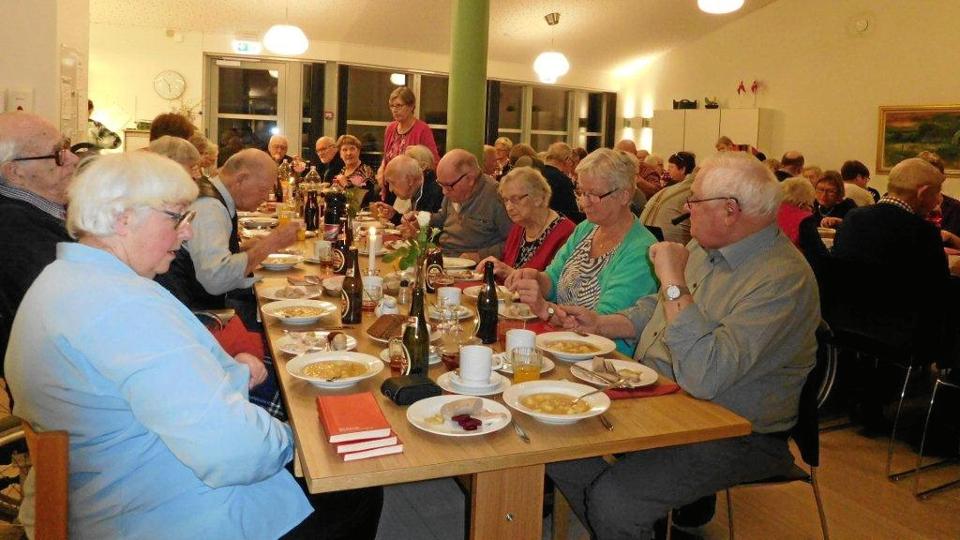 Der blev spist godt af de gule ærter, da cirka 80 af Hesselvangs Venner forleden var samlet til generalforsamling på friplejehjemmet i Hvalpsund.  Privatfoto