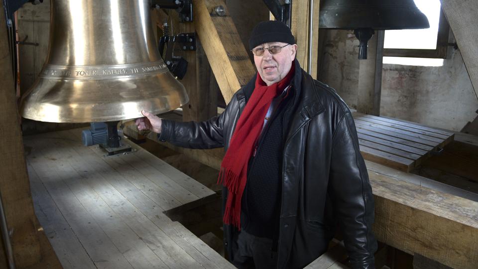 Menighedsrådsformand Hans-Jørn Højer Christensen forklarer, at håndværkerne meget nænsomt har skabt den akkurat nødvendige plads til den nye klokke i den gamle kirke. Den gamle klokke skal stadig bruges lidt sammen med den nye. Foto: Michael Bygballe <i>Michael Bygballe</i>