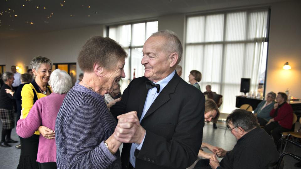 At dans spreder glæde er der vist ingen tvivl om, og selv om der er nogle år siden der var bal i forsamlingshuset, så kan benene stadig, men en kørestol kan også gøre det. Foto: Hans Ravn <i>Hans Ravn NORDJYSKE Medier</i>