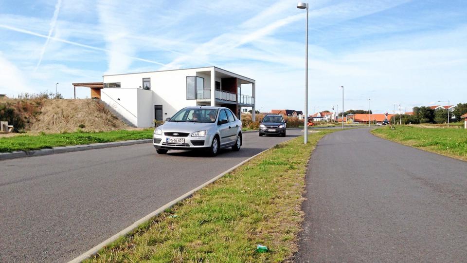 Her er der cykel og gangsti langs den ene side af Mågevej. Diskussionen drejer sig om den sydlige del ned mod Fasanvej, hvor der skal males brede kantbaner. Arkivfoto: Jens Peter Svarrer