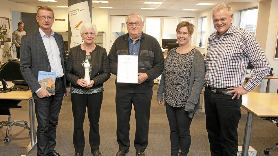 Den officielle overrækkelse af Årets Hane 2015 fandt sted i Klim Sparekasse, som er sponsor for det nye lokalhistoriske initiativ. Fra venstre: formand Otto Kjær Larsen, Lis Jensen med Årets Hane, Erling Jensen med det tilhørende diplom, pottemager Rikke Kristensen og sparekassedirektør Henrik Agesen. Foto: Ejgil Bodilsen <i>Ejgil Bodilsen</i>