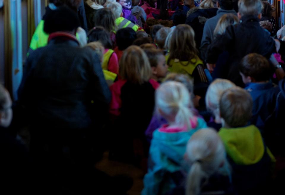 Sangerinden Lise Petersen genfortalte juleevangeliet med gennem sange og med hjælp fra sit band sin far og et kor med 185 børn fra M.C. Holms Skole. Foto: Anne Mette Welling
