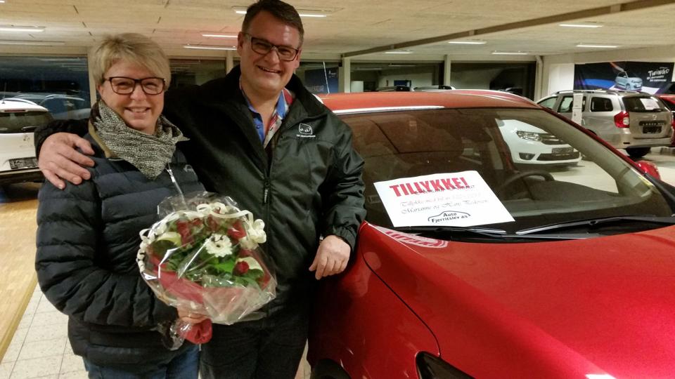 Ikke alene fik Marianne og Hans Pedersen ny bil med hjem til Løgstør. Der var også en kæmpe buket blomster som tak for, at de havde købt Renault nummer 100 fra Auto Fjerritslev. Privatfoto.
