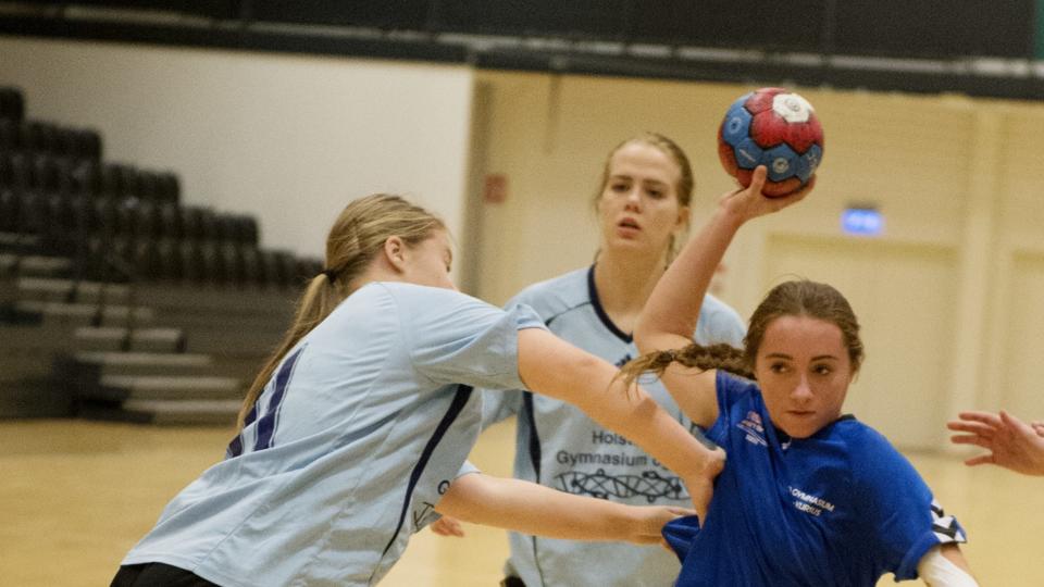 Der blev gået til sagen på banen - her er det pigerne fra Holstebro og Thisted (i blåt), der er i kamp. Foto: Anne Mette Welling