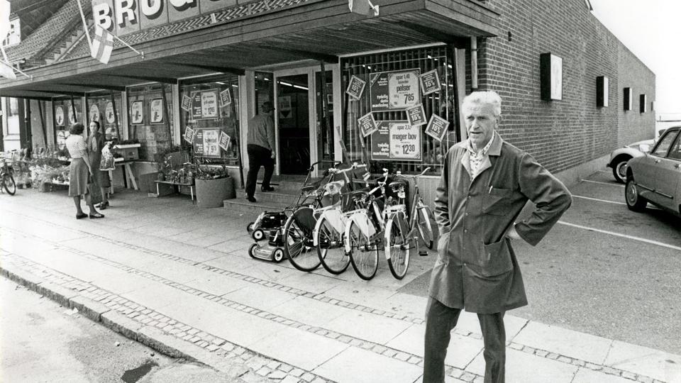 I december viser Glyngøre Kulturstation også en udstilling i anledning af Glyngøre Brugsforenings 100 års jubilæum. Her et billede af uddeleren uden for butikken. Arkivfoto