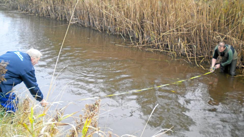 Her er åen kun 4,80 meter bred, og det er en flaskehals for de store vandmængder. Privatfoto