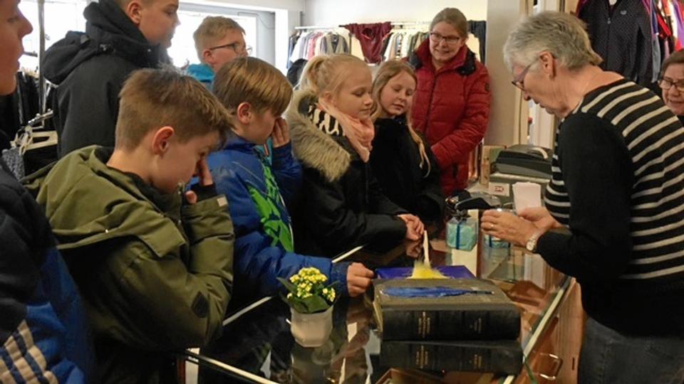 Eleverne fra Suldrup Skole har nydesignet gamle sager, som nu skal sælges i byens genbrugsbutik. Privatfoto