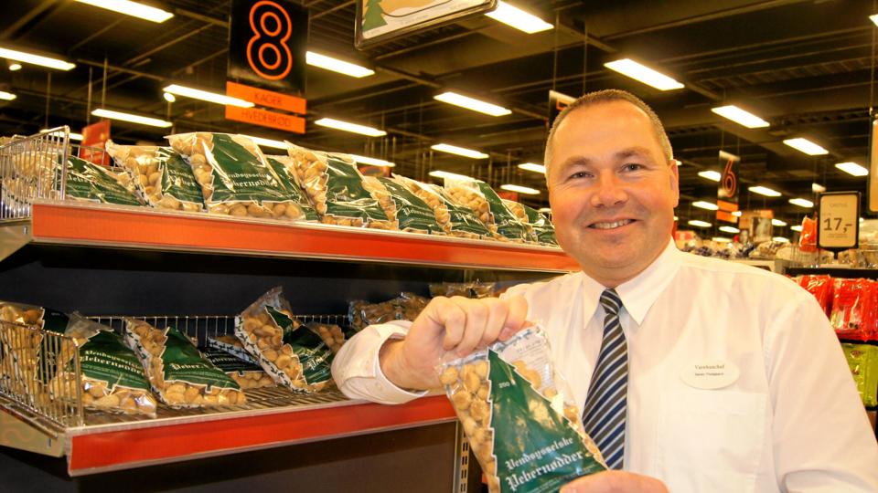 Så skal der spises pebernødder til den store guldmedalje. Søren Flodgaard er klar med forsyninger og præmien er ti kilo pebernødder. Foto: Birgit Eriksen