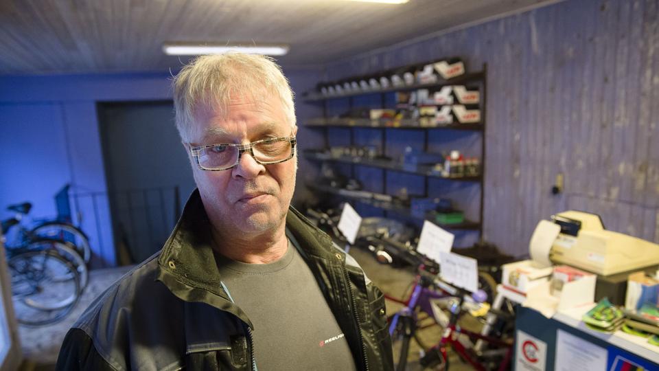 Tommy Nielsen har drevet cykelforretning på Raadhustorvet i 25 år. Han flytter nu, fordi bygningerne er sat til salg. <i>Bo Lehm</i>