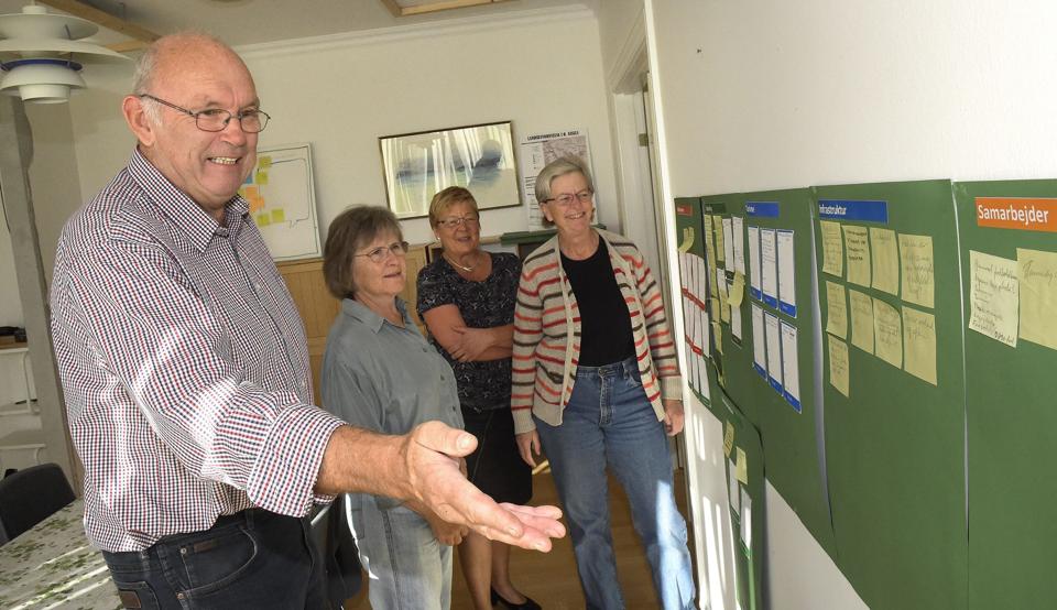 - Værsgo’! Formand Kjeld Bak deler penge ud.Arkivfoto: Ole Iversen