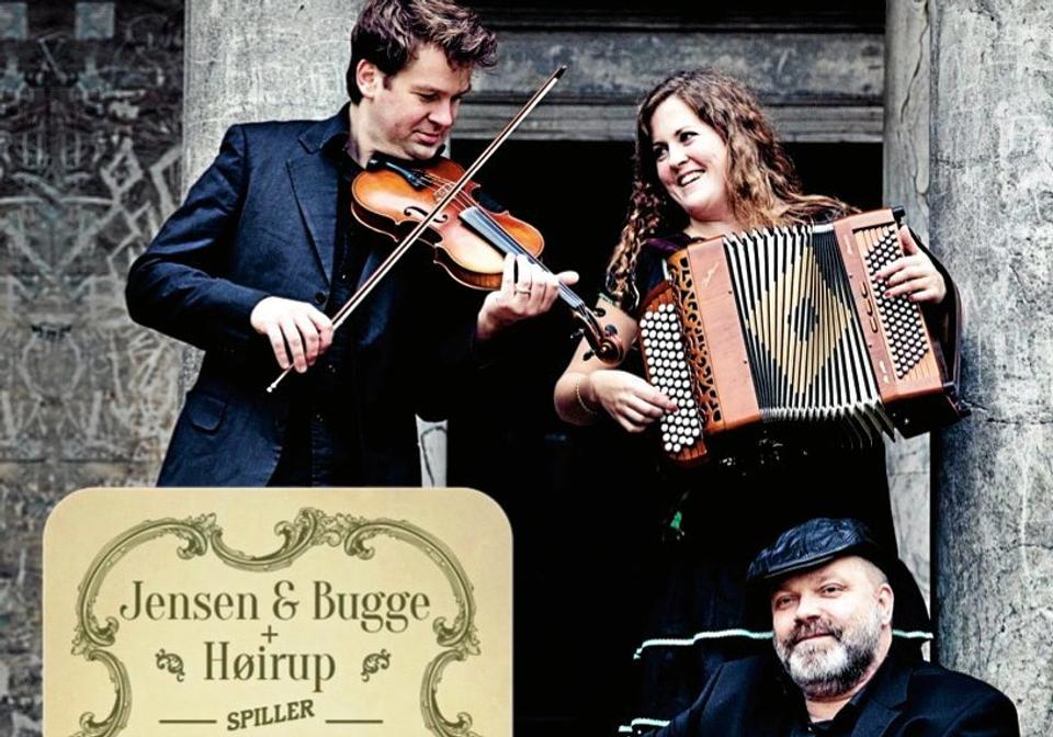 Trioen Jensen & Bugge + Høirup spiller fredag aften i Redsted Sognegård. Foto: PR.