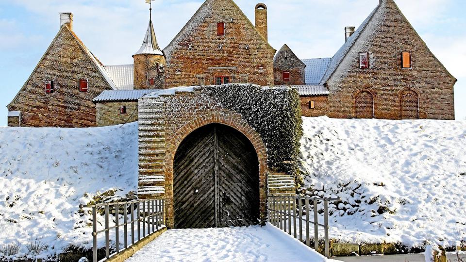 Arrangørerne håber, at sneen daler, når der 1. søndag i advent er julemarked på Spøttrup Borg. Udebliver sneen bliver der alligevel julestemning både ude og inde.Arkivfoto