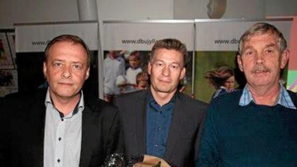 Frederikshavn fI er kåret som Årets Ungdomsklub 2015 af DBU Jylland. Christian Kærsgaard, i midten, og Ole Lyng, th., modtog prisen på klubbens vegne. Overrækkelsen stod Torben Nielsen, DBU Jyllands Ungdomsudvalg, for. Foto: Bob Gisselmann