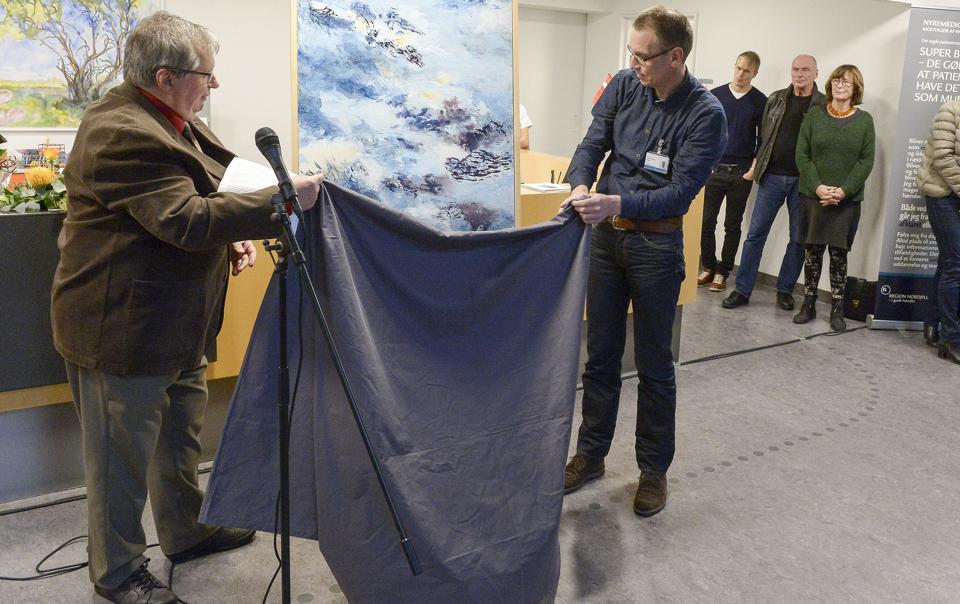 Foruden maleriet af Anita Houvenaghel, som her afsløres, modtager afdelingen et kontant skulderklap på 25.000 kr. Men de rosende ord er mindst lige så meget værd, lød det fra de ansatte. Foto: Michael Bygballe <i>Michael Bygballe</i>