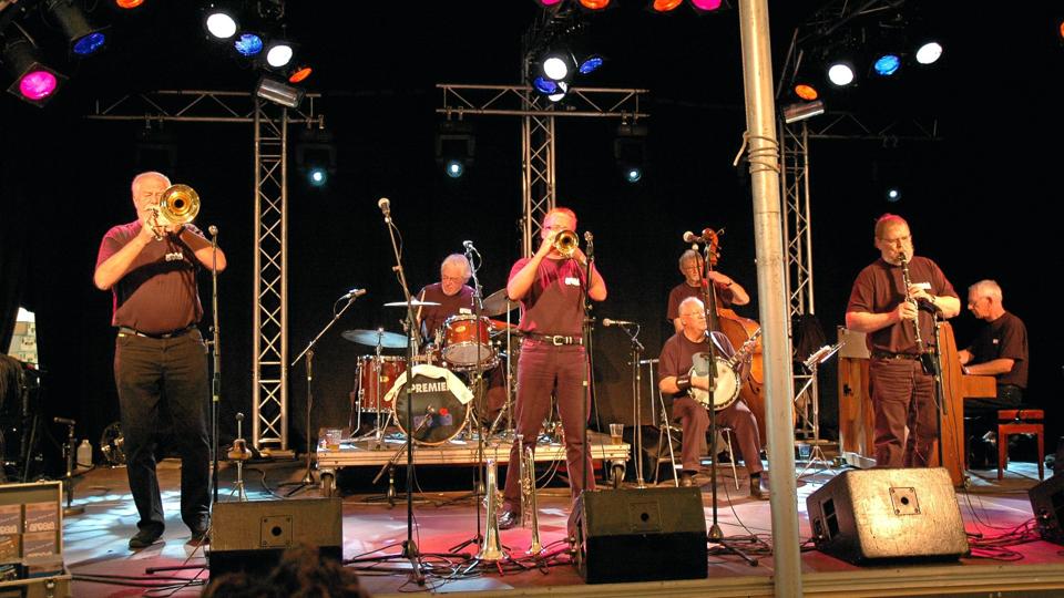 Arosia Jazzband, som består af syv mand, der alle er vel ovre den første ungdom, spiller traditionel jazz i Musikværket 25. november.Foto: PR