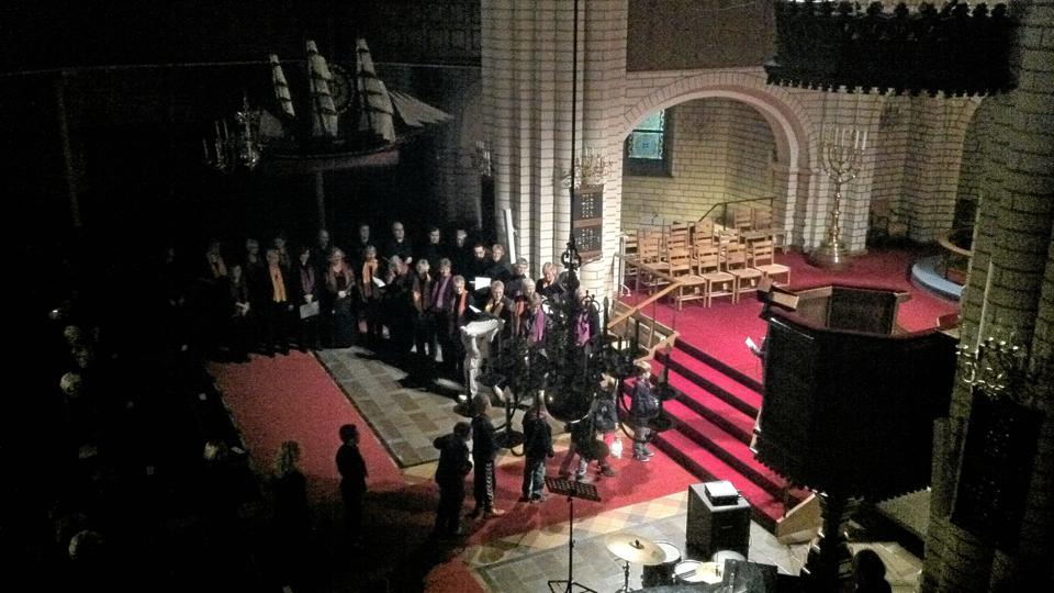 Spejdere og Sct. Georgsgilder i hele landet har taget idéen med fredslyset til sig, og i Frederikshavn Kirke henter Sct. Georgs Gildet i Sæby en flamme fra lyset med til bl.a. Sæby, Volstrup og Karup kirker. Arkivfoto.