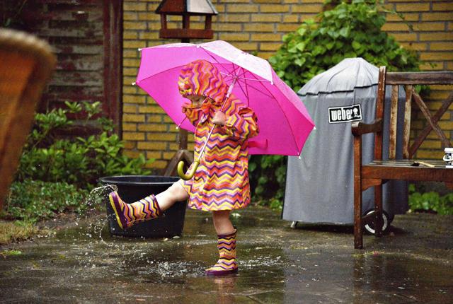 Frem med paraplyen, nu bliver det vådt. Arkivfoto: Claus Søndberg
