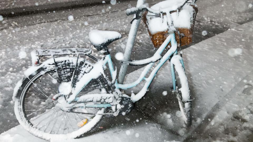 Vinterens første sne og slud rammer København. Tilsneet cykel i Oehlenschlægersgade. Natten til søndag den 22. november (Foto: Jens Astrup/Scanpix 2015) <i>Scanpix Denmark</i>