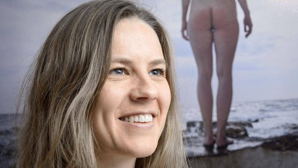 Mathilde Grafström er glad for at udstille sine billeder i Sæby. Hun bor i København, men er oprindelig fra Hals. Så selv om hun har ”lagt sin egn bag sig”, så er det på en måde som at komme hjem.