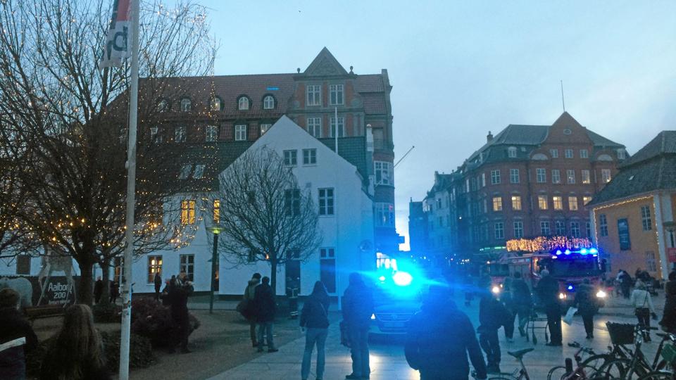 Beredskabscenter Aalborg rykkede lørdag eftermiddag ud til Nytorv efter melding om ild i juletræ. Foto: Line Spanggaard