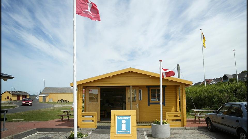 Den gule info-hytte på havnen i Hvalpsund åbner søndag for første gang i 2016-sæsonen. Det markeres med flaghejsning og sommermusik ved Samuel Frederiksen. Arkivfoto
