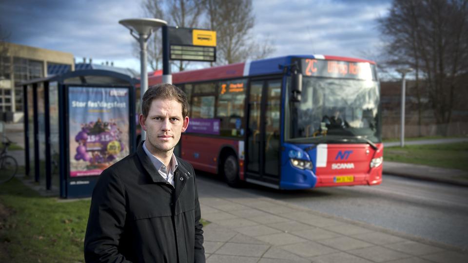 Rådmand Mads Duedahl (V opfordrer byrådet til at finde en løsning, der kan tage over for letbanen. Det oplagte valg er BRT-bussystemet, som er busser af høj klasse, der kører i eget spor. Foto: Mette Nielsen <i>Mette Nielsen</i>