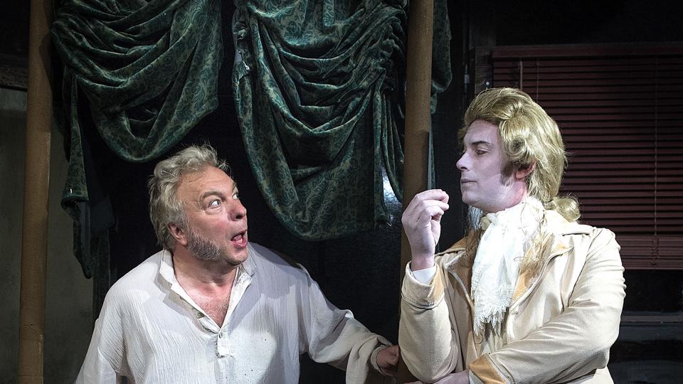 Ebenezer Scrooge (Uffe Kristensen) møder Den Forgangne Juls Ånd (Ronny Sterlø), og finder dermed ud af, at der var engang, da han kunne føle glæde. Foto: Torben Hansen